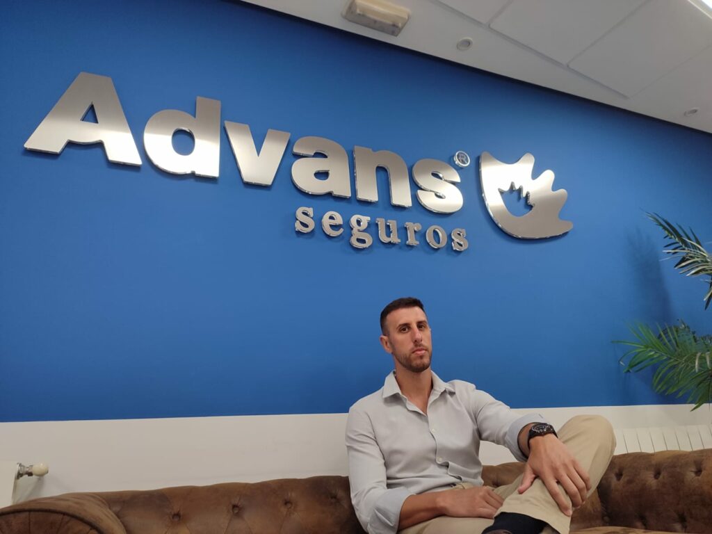 Jonatan en la oficina de Advans Seguros, Ciudad Real.